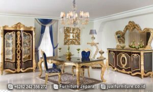 Set ruang makan mewah megah berkelas FS1495 lengkap dengan meja makan top marmer hitam kaki ukir gold, kursi biru navy, lemari hias kaca, dan sideboard dengan cermin ukir gold.