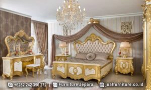 Set tempat tidur klasik mewah Eropa FS1492 lengkap dengan ranjang headboard tufting bermahkota gold, canopy drapery, nakas gold, dan meja rias lengkap kursi stool.