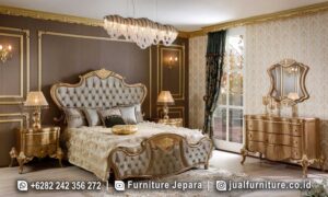 Set tempat tidur mewah neoklasik FS1490 lengkap dengan ranjang headboard tufting diamond, nakas serat kayu bergelombang, dan dresser dengan cermin asimetris berbingkai gold.
