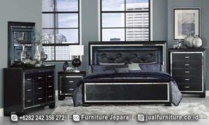 Set tempat tidur mewah black mirror glamour FS1467 lengkap dengan ranjang headboard diamond tufting berlian, panel crocodile skin, aksen chrome silver, nakas 2 laci, chest of drawer 5 laci, dan dresser 9 laci dengan cermin bingkai chrome.